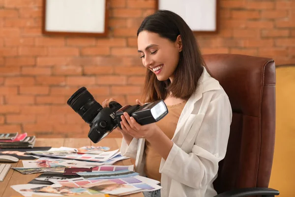 Vrouwelijke Fotograaf Met Professionele Camera Aan Tafel Studio — Stockfoto