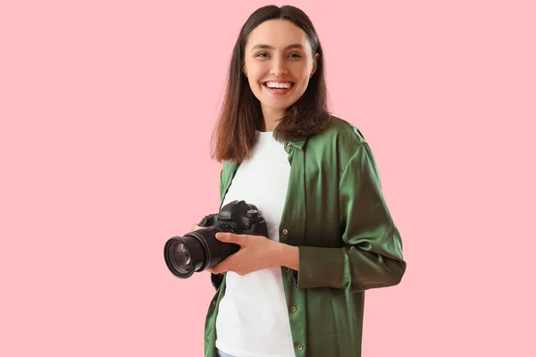 Female Photographer Professional Camera Pink Background — Stock Photo, Image