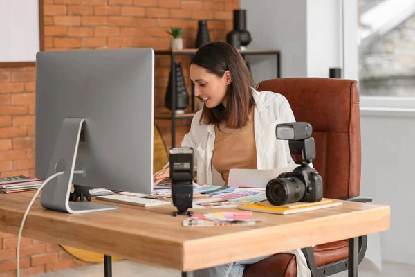 Female Photographer Working Table Studio — Stock Photo, Image