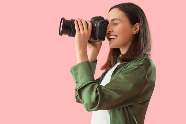 Vrouwelijke Fotograaf Met Professionele Camera Roze Achtergrond — Stockfoto