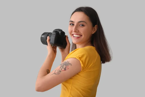Fotógrafo Feminino Com Câmera Profissional Fundo Cinza — Fotografia de Stock