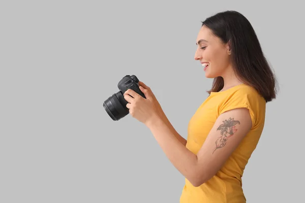 Fotógrafo Feminino Com Câmera Profissional Fundo Cinza — Fotografia de Stock