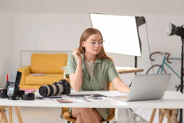 Jovem Fotógrafa Trabalhando Com Laptop Mesa Estúdio — Fotografia de Stock