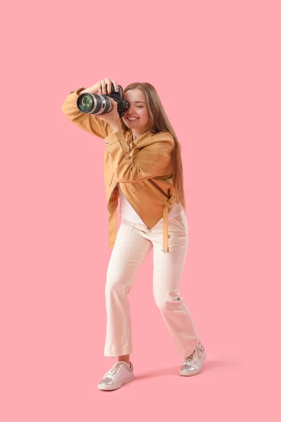 Молода Жінка Фотограф Професійною Камерою Рожевому Фоні — стокове фото