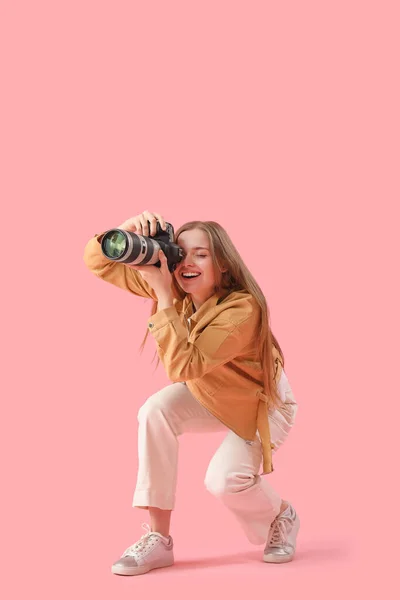 Young Female Photographer Professional Camera Pink Background — Stock Photo, Image