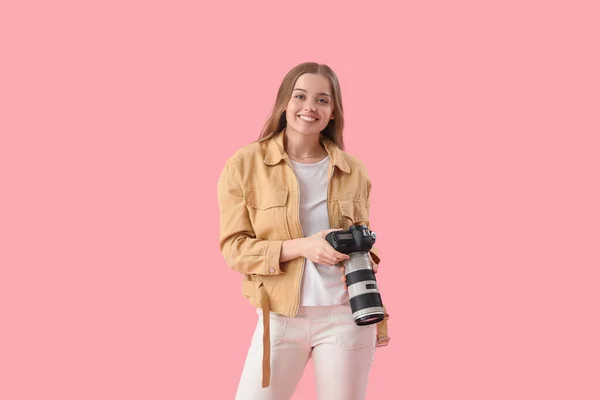 Ung Kvinnlig Fotograf Med Professionell Kamera Rosa Bakgrund — Stockfoto