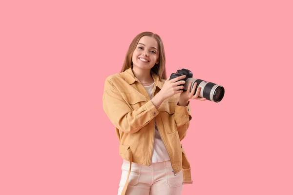 Młoda Kobieta Fotograf Profesjonalnym Aparatem Różowym Tle — Zdjęcie stockowe