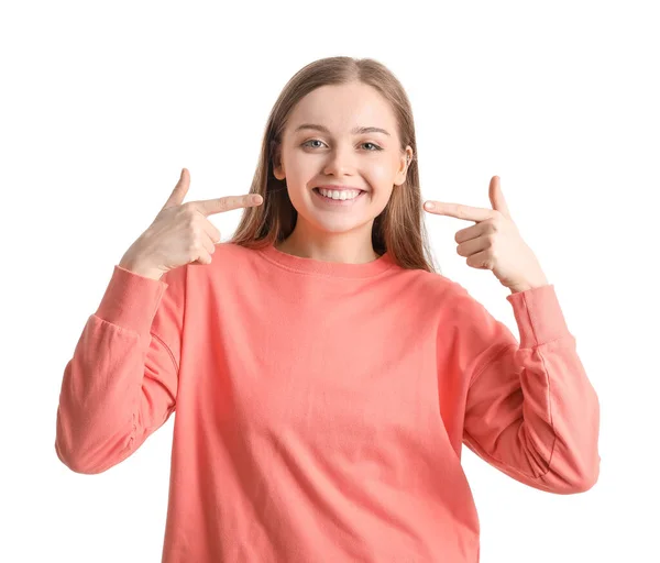 Jonge Vrouw Rood Sweatshirt Wijzend Naar Haar Glimlach Witte Achtergrond — Stockfoto