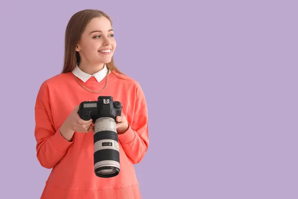 年轻的女摄影师 背景为紫丁香的专业相机 — 图库照片