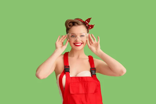 Young Pin Woman Safety Goggles Uniform Green Background — Stock Photo, Image