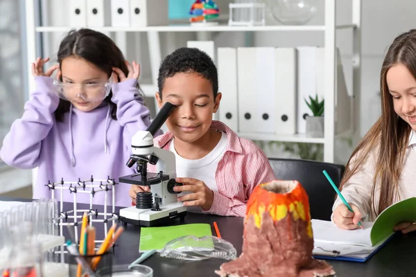 Μικρά Παιδιά Μικροσκόπιο Που Σπουδάζουν Χημεία Στην Τάξη Των Επιστημών — Φωτογραφία Αρχείου