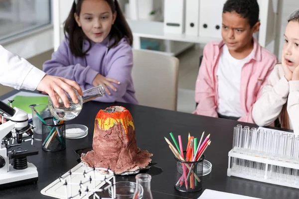 Docent Maken Experiment Met Chemische Vulkaan Voor Kleine Kinderen Klas — Stockfoto