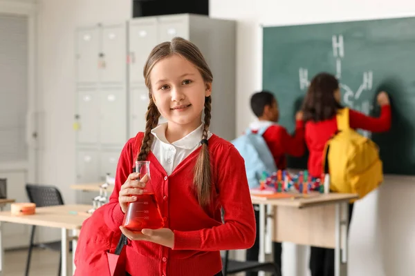 Niña Con Frasco Cónico Aula Ciencias — Foto de Stock