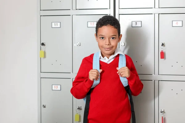 Afroameričan Malý Chlapec Batohem Blízkosti Skříňky Škole — Stock fotografie