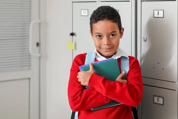 Niño Afroamericano Con Cuadernos Cerca Del Casillero Escuela — Foto de Stock