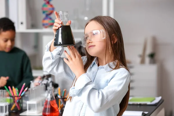 理科の教室で円錐形のフラスコを持つ女の子 — ストック写真