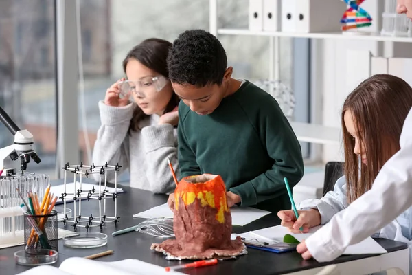 Маленькі Діти Вивчають Хімію Наукових Класах — стокове фото