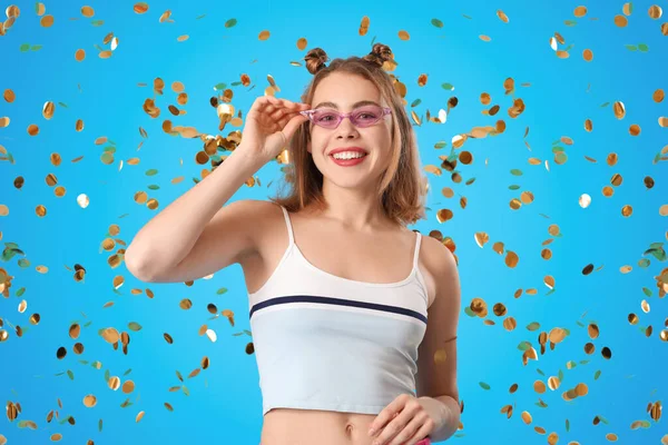Młoda Kobieta Okularach Przeciwsłonecznych Konfetti Niebieskim Tle — Zdjęcie stockowe