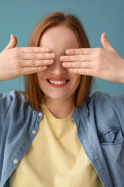 Mulher Ruiva Bonita Fechando Olhos Com Mãos Fundo Azul — Fotografia de Stock