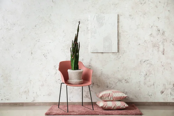Sessel Mit Großem Kaktus Topf Neben Weißer Grunge Wand — Stockfoto