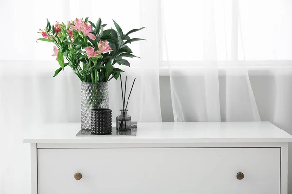 Reed Difuzor Váza Krásnými Květy Truhlici Zásuvek Blízkosti Okna — Stock fotografie