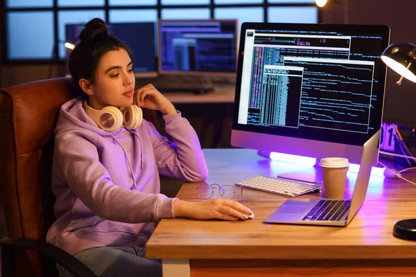 Молода Жінка Програмістка Працює Офісі — стокове фото