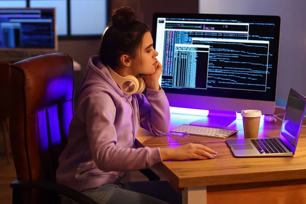 Молода Жінка Програмістка Працює Офісі — стокове фото