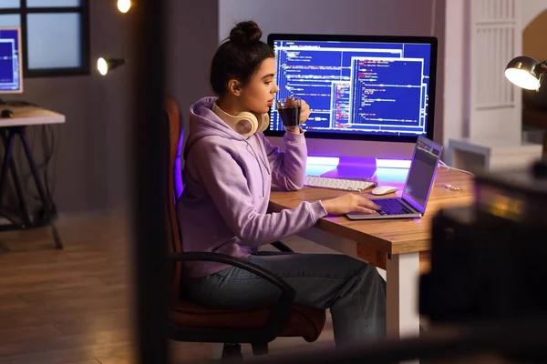 Joven Programadora Bebiendo Café Mientras Trabaja Oficina —  Fotos de Stock