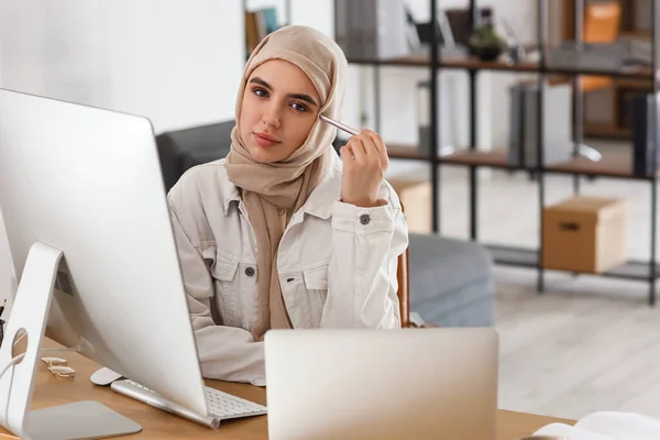 Arab Női Programozó Irodában — Stock Fotó