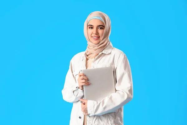 Programador Femenino Árabe Con Portátil Sobre Fondo Azul —  Fotos de Stock
