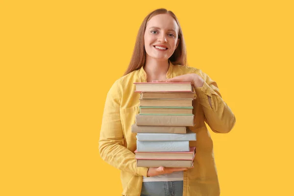 Mujer Joven Con Pila Libros Sobre Fondo Amarillo — Foto de Stock