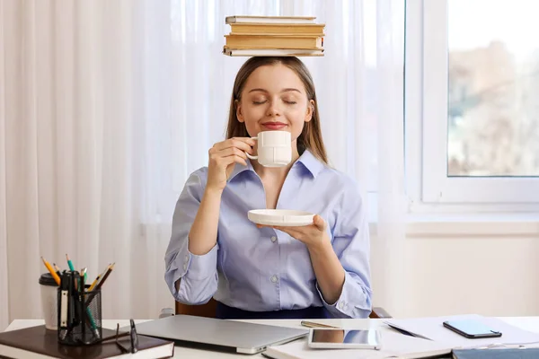 Jovem Empresária Com Livros Bebendo Café Escritório Conceito Equilíbrio — Fotografia de Stock
