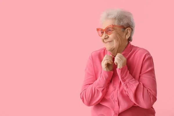 Glückliche Seniorin Auf Rosa Hintergrund — Stockfoto