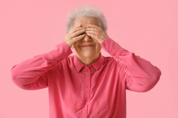 Mujer Mayor Cerrando Los Ojos Sobre Fondo Rosa — Foto de Stock