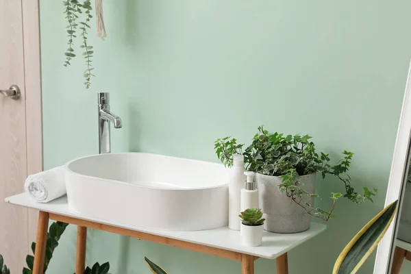 Stůl Umyvadlem Příslušenstvím Pokojovými Rostlinami Koupelně — Stock fotografie