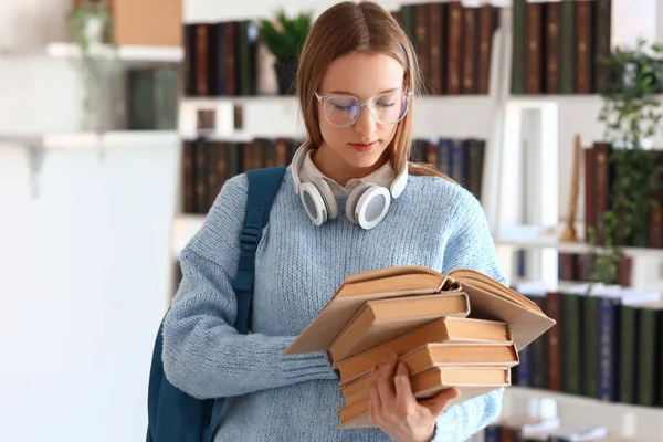Жінка Студент Книгами Бібліотеці — стокове фото