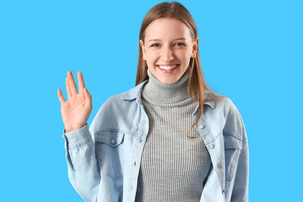 Vrouwelijke Student Zwaaien Hand Blauwe Achtergrond — Stockfoto
