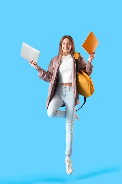 Studentin Mit Notizbüchern Springt Auf Blauem Hintergrund — Stockfoto
