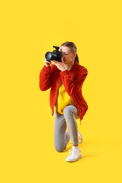 Estudiante Femenina Con Cámara Fotográfica Sobre Fondo Amarillo — Foto de Stock