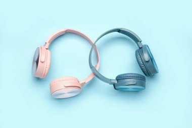 Mavi arka planda modern kulaklıklar