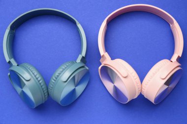 Mavi arka planda modern kulaklıklar