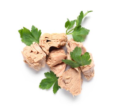 Lezzetli konserve ton balığı ve beyaz arka planda taze otlar.