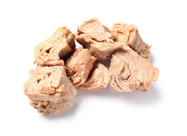 Beyaz arka planda izole edilmiş lezzetli konserve ton balığı.