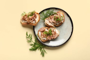 Bej arka planda lezzetli ton balığı bruschetas tabağı.