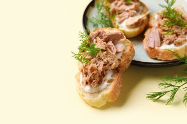 Bej arka planda lezzetli ton balığı bruschetas tabağı.