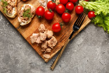 Lezzetli konserve ton balığı, domates ve marullu grunge masası.