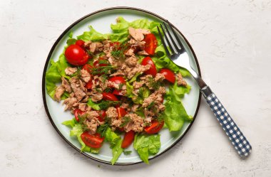 Beyaz masada lezzetli ton balığı salatası.