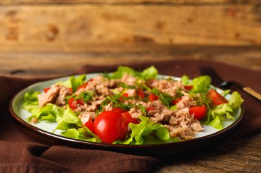 Tabakta lezzetli ton balığı salatası, ahşap masada, yakın plan.