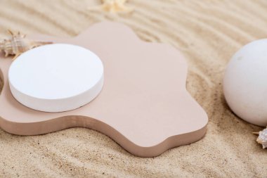 Dekoratif sıva podyumları ve kumdaki deniz kabuğu