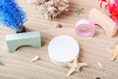 Dekoratif sıva podyumları, mercan, deniz yosunu ve kumdaki deniz yıldızı